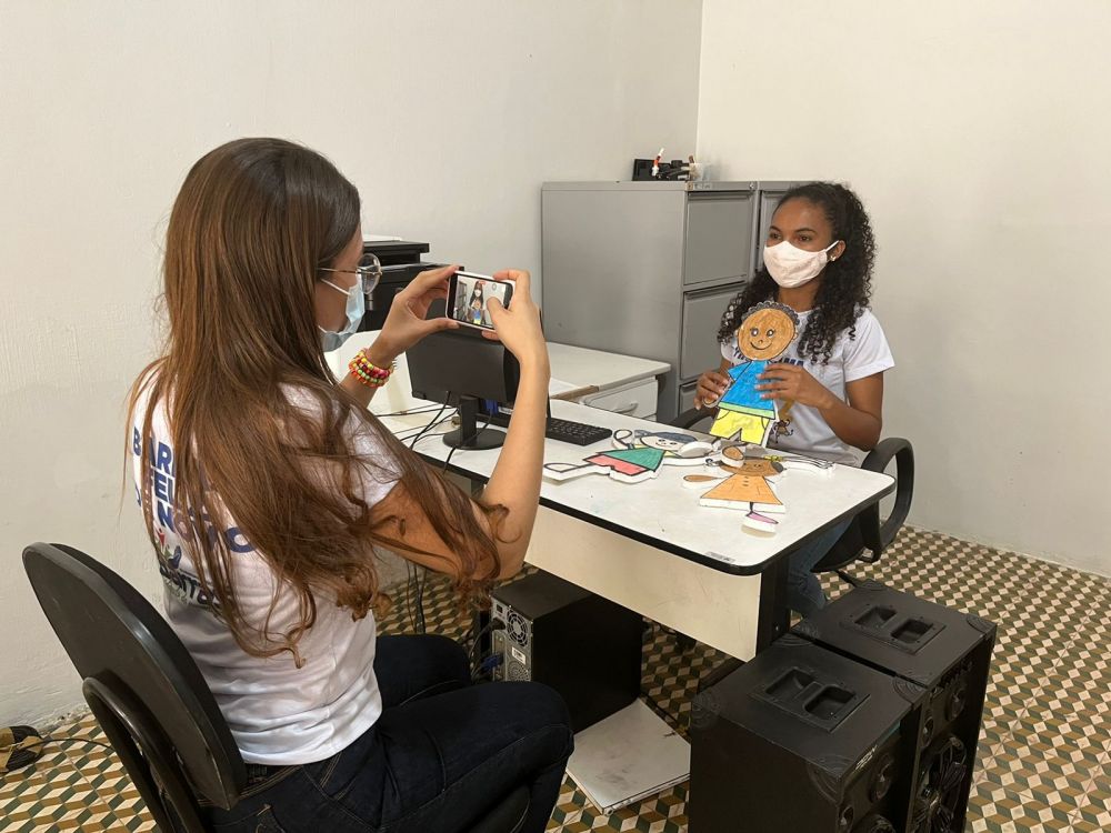 Juliana Ara&uacute;jo durante grava&ccedil;&atilde;o com uma monitora do Programa Crian&ccedil;a Feliz