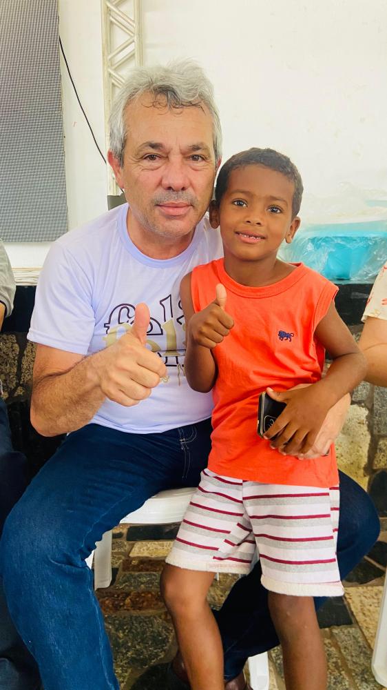 Prefeito Edilson Capote e crian&ccedil;a atendida pela SCFV INFANTIL