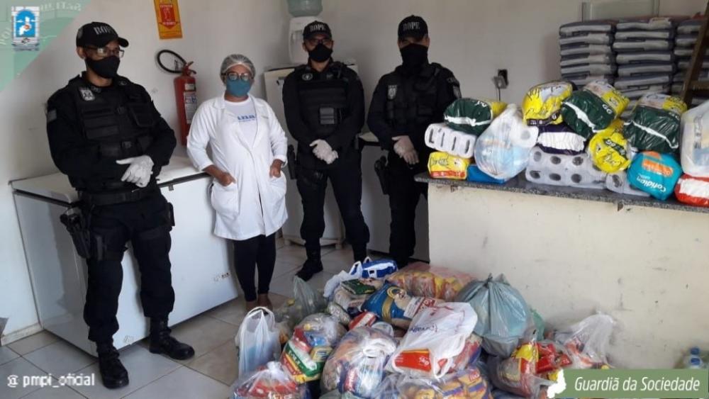 BOPE entrega donativos para o abrigo Manain
