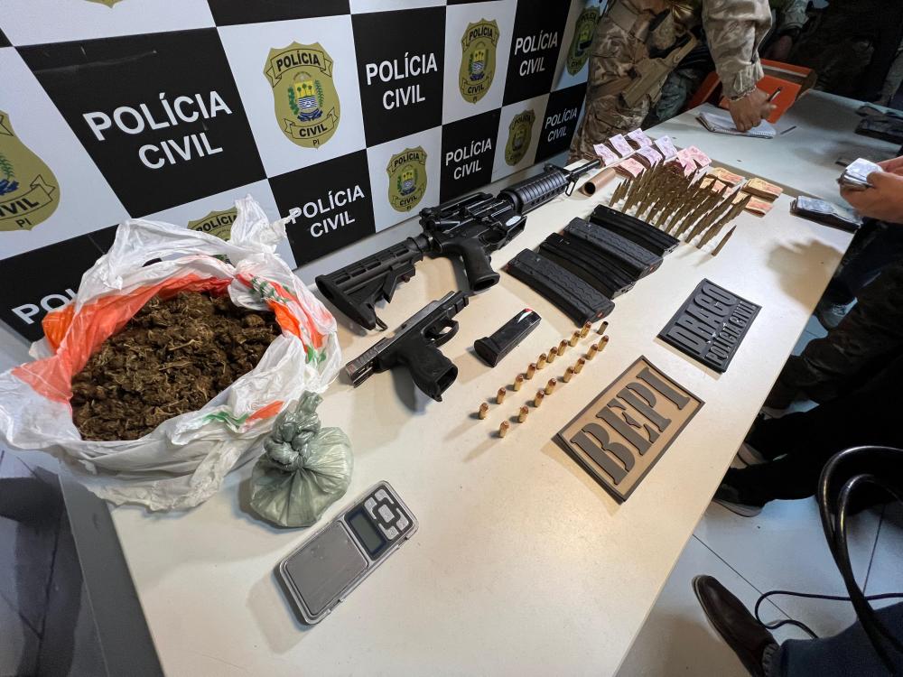 Material apreendido na sede do Draco Reprodução