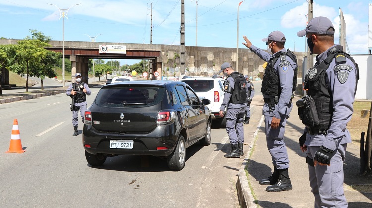 SÃO LUÍS (MA) – Policiais militares fiscalizam veículos no primeiro dia do ‘lockdown’. — Foto: Rafaelle Fróes/G1 MA