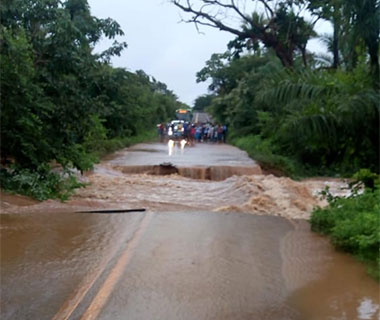 Nazária PI: Uma ponte que passa sobre o Riacho dos Macacos na PI 130 rompeu devido à forte chuva 