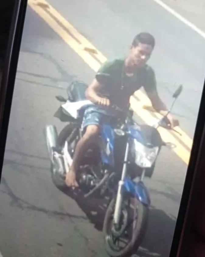 Imagem mostra suspeito da crime fugindo na moto da vítima