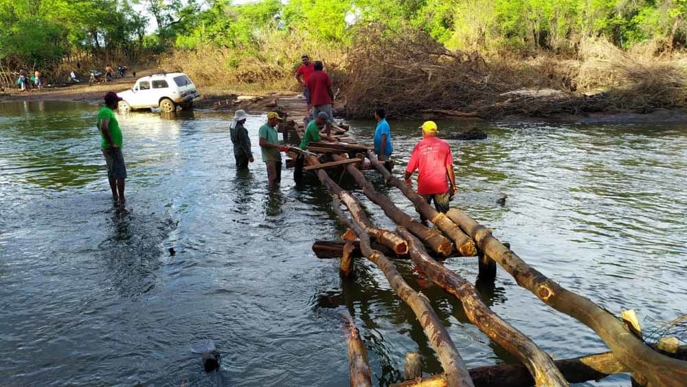 Populares se juntam para construir ponte em cidade do Piauí