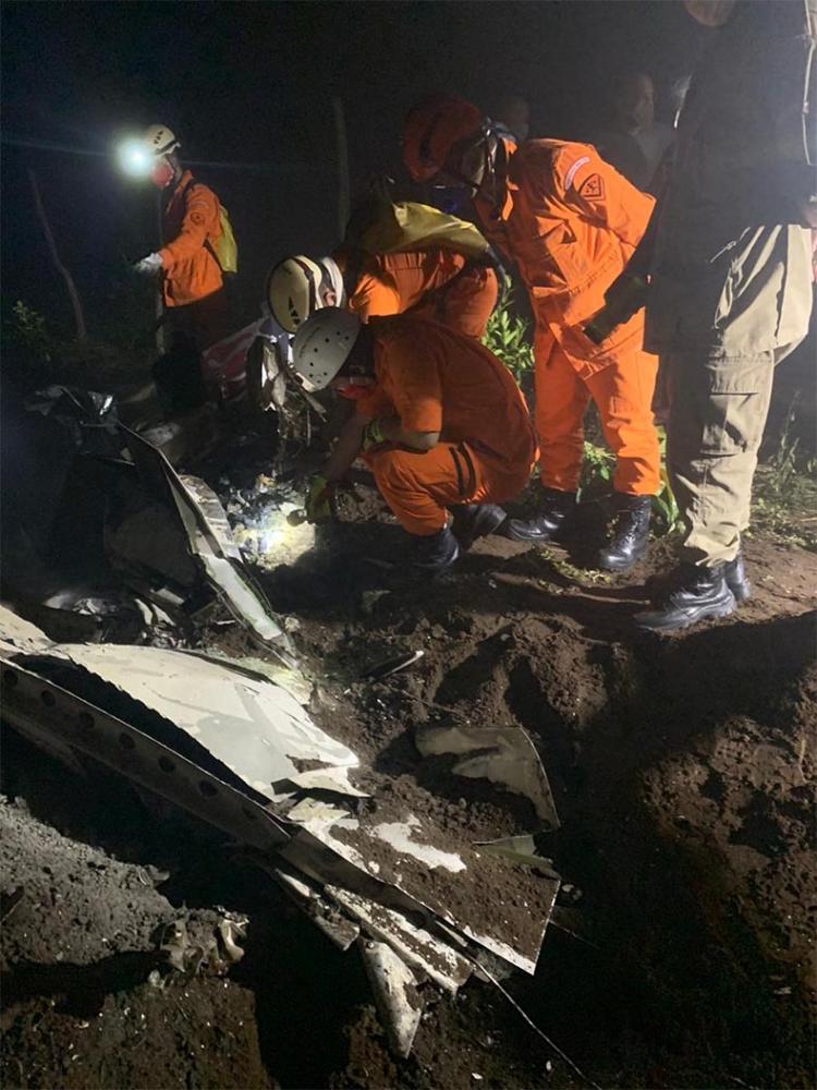 Bombeiros localizam corpos das quatro vítimas de acidente aéreo no Ceará