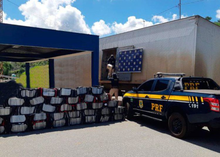 PRF apreende uma tonelada de drogas na BR 381 em Minas Gerais MG