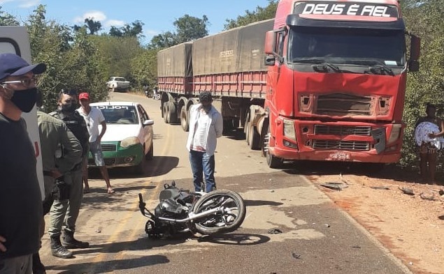 Casal morre após grave acidente entre moto e carreta na rodovia PI-415