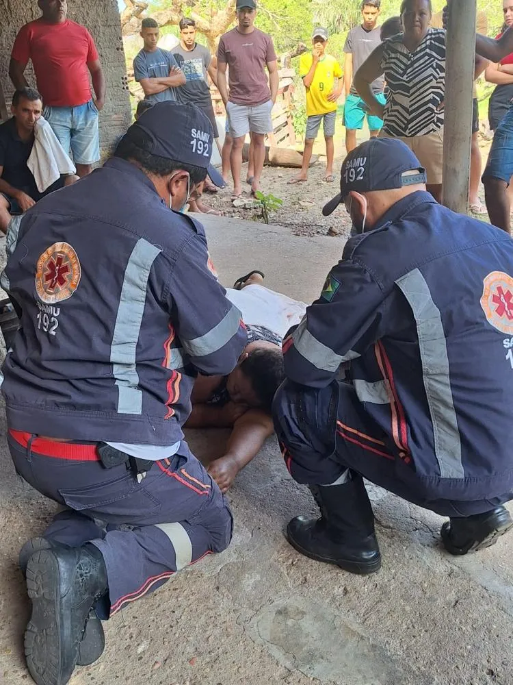 Foto: PMPI - Samu fazendo os procedimentos para salvar a vida da vítima 