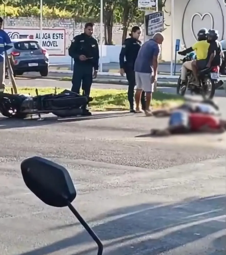 Colisão entre carro e moto deixa dois feridos na zona leste
