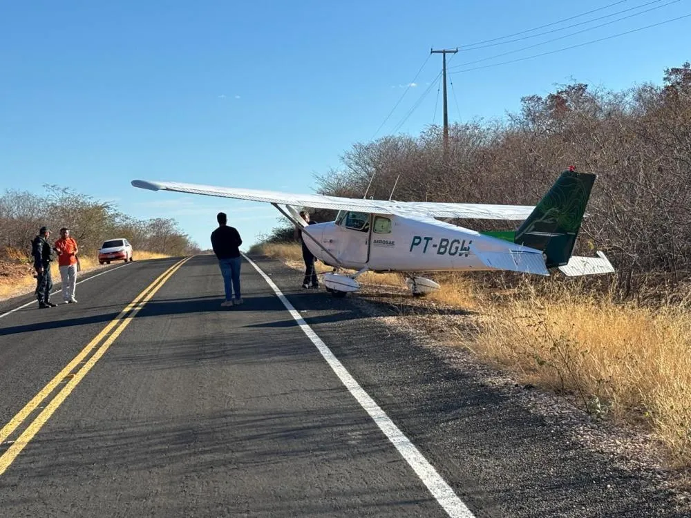 Avião monomotor faz pouso forçado em rodovia no Piauí após suposta pane mecânica