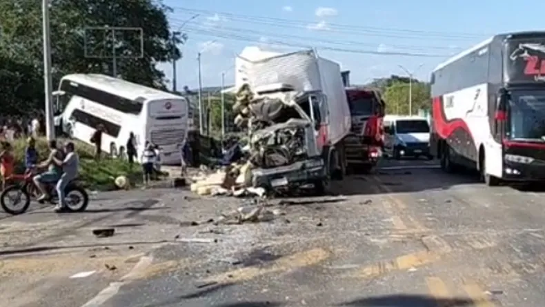 Colisão entre ônibus e caminhões deixa três pessoas feridas em Água Branca