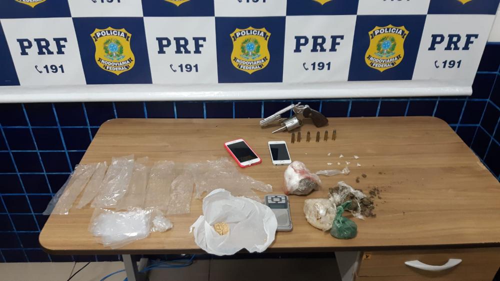 Casal é preso com drogas na bolsa e arma em Piripiri