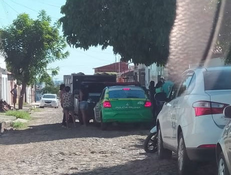 Travesti é encontrada morta dentro de casa na zona Leste