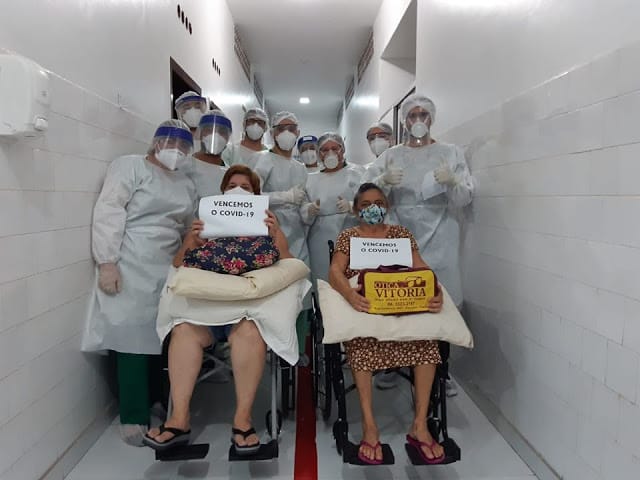 Mãe e filha saem juntas, curadas da Covid-19 de Hospital de Parnaíba