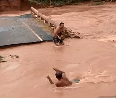 Nazária PI: Moradores se arriscam em travessia de ponte quebrada usando cordas 
