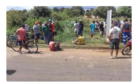 Colisão entre carro e moto deixa três pessoas feridas em Piripiri