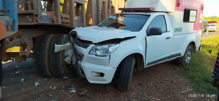 Ambulância do HMU colide com Treminhão do transporte de cana de açúcar na PI-112