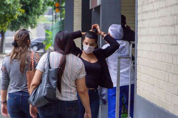 Fachada do Hospital Federal de Bonsucesso, na Zona Norte do Rio de Janeiro, se prepara para receber pacientes com a covid-19