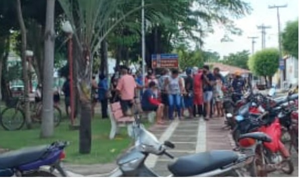 Barras PI: Aglomeração de pessoas no novo posto da Covid-19 na praça deixa vizinhança insegura