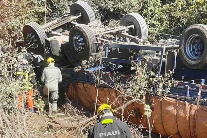 Colisão de caminhões deixa motorista morto e presos às ferragens