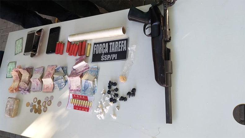 Fuzil era usado na segurança de boca de fumo; 3 pessoas presas