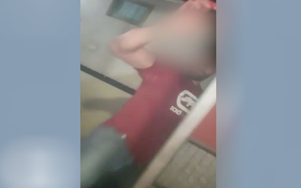 Médico suspeito de agredir transexual tenta chutar a vítima enquanto filmava a denúncia - Foto: Reprodução