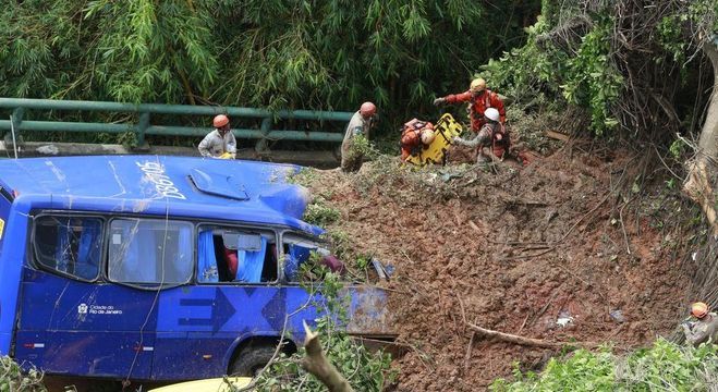 Dois corpos foram encontrados dentro de ônibus atingido por deslizamento Tânia Rêgo/Agência Brasil - 07.02.2019