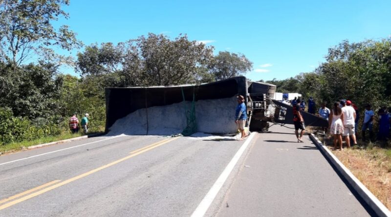 Caçamba tomba na BR 222 e interdita a rodovia