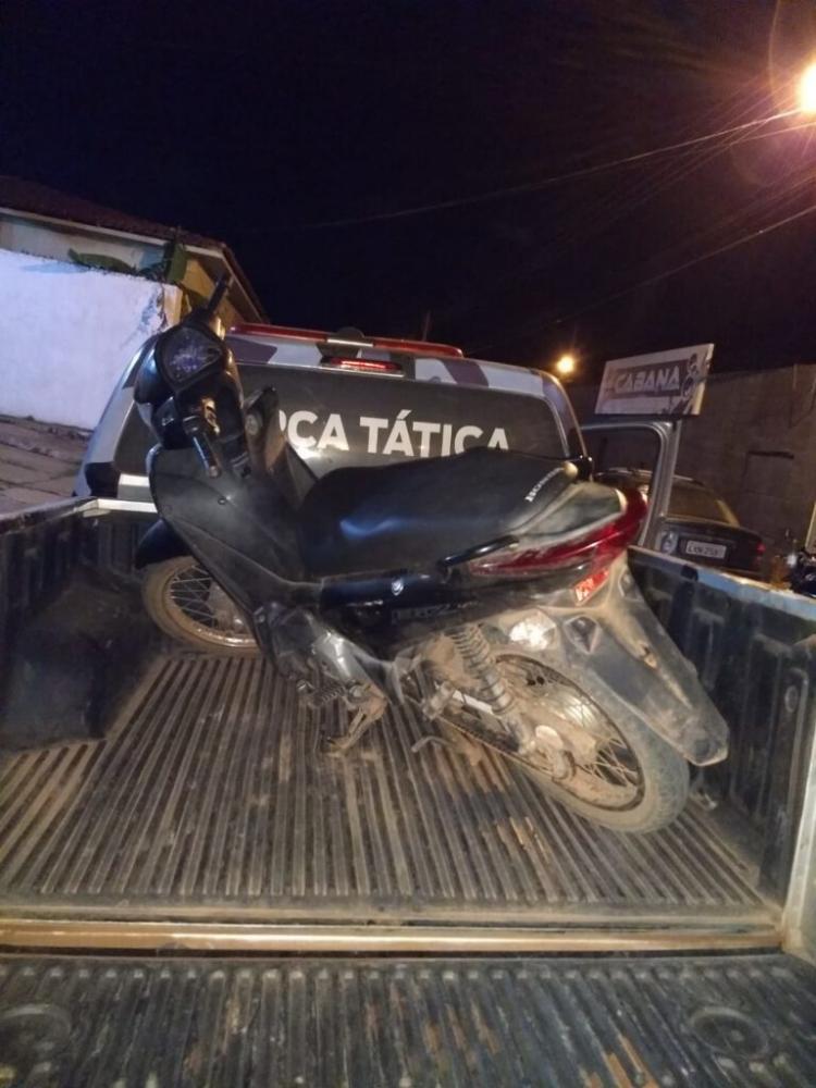Dupla realiza vários assaltos e foge abandonando moto em União PI