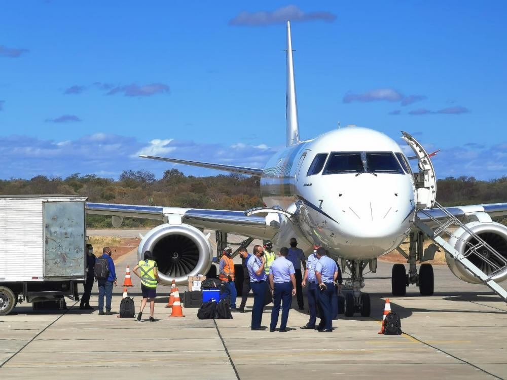 Avião da FAB aterrissa mais uma vez em São Raimundo Nonato com equipe de Jair Bolsonaro