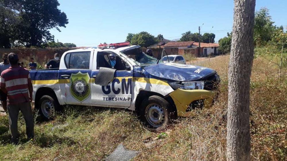 Viatura da Guarda Municipal capota na Zona Leste e três ficam feridos