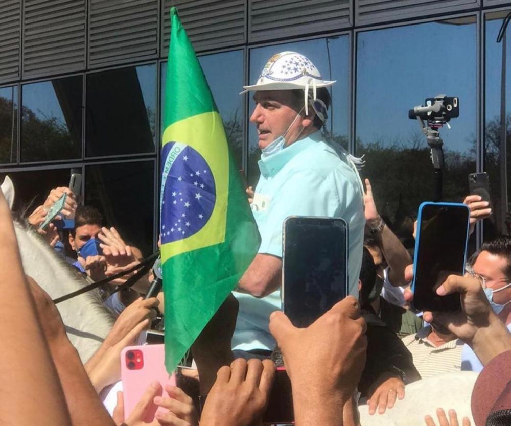 Bolsonaro monta em cavalo e cumprimenta simpatizantes ao chegar no Piauí