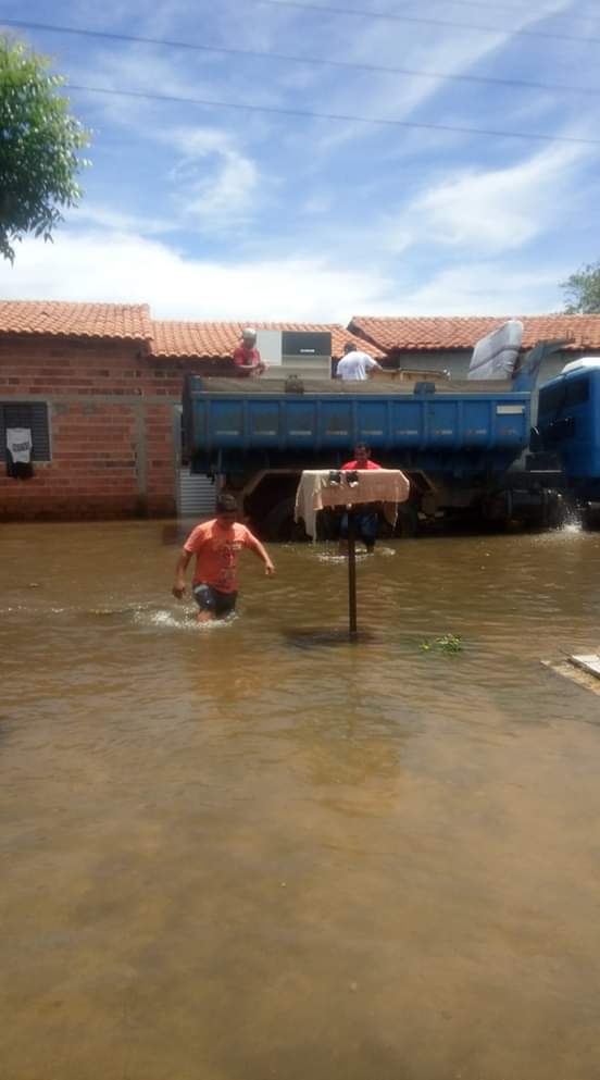 Barras PI: Vizinhos ajudam famílias desabrigadas em Barras PI por falta de veículos suficientes da Defesa Civil