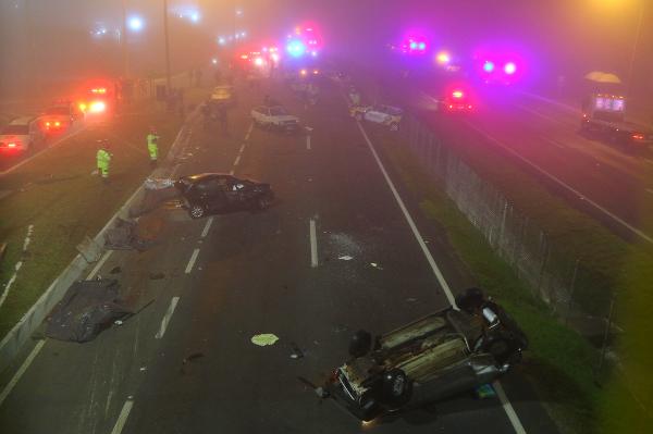 Acidente com 22 veículos deixa 8 mortos e mais de 20 feridos na BR-277
