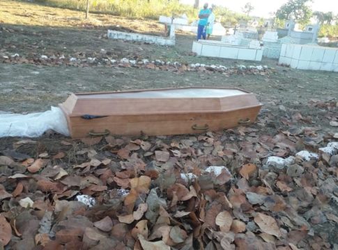 Caixão com corpo de vítima da Covid-19 é abandonado em cemitério
