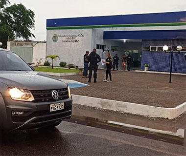 Chef de cozinha finge gravidez por nove meses e polícia descobre farsa