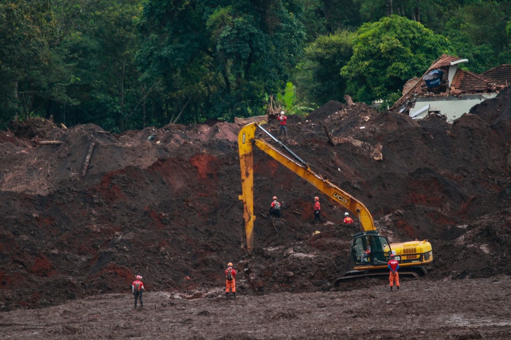 Militares do Corpo de Bombeiros usam máquinas pesadas em buscas — Foto: RODNEY COSTA/ELEVEN/ESTADÃO CONTEÚDO
