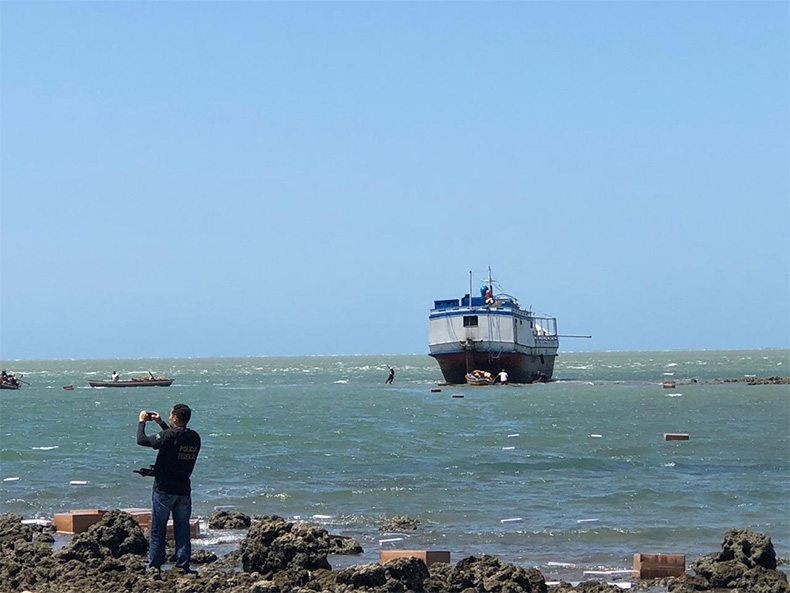 Barco carregado de caixas de cigarros contrabandeados encalha no litoral do Piauí