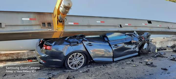 Peça caiu sobre carro de família - Foto: Reproduçao