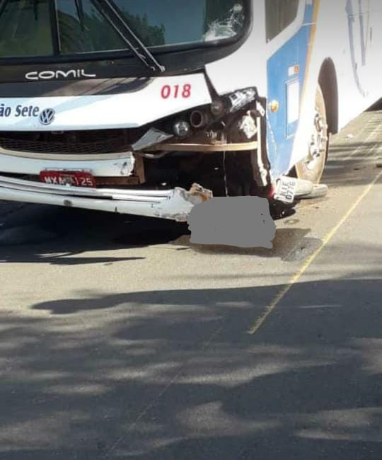 Homem morre esmagado após colisão entre moto e ônibus no Piauí