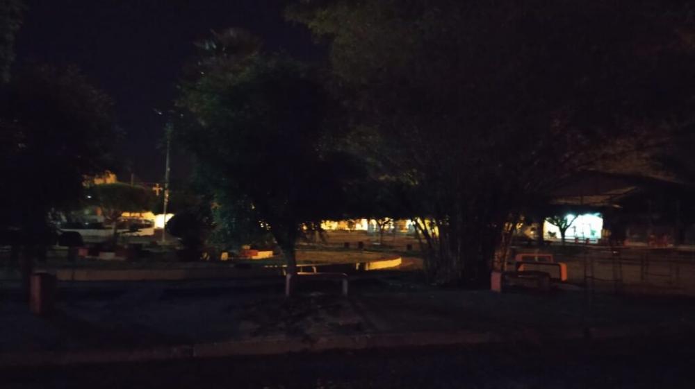 Barras triste: escuridão e insegurança no principal ponto de lazer da cidade: a praça da matriz