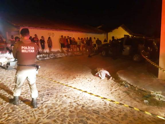 Jovem de 17 anos é morto a tiros por dupla em moto no litoral do Piauí