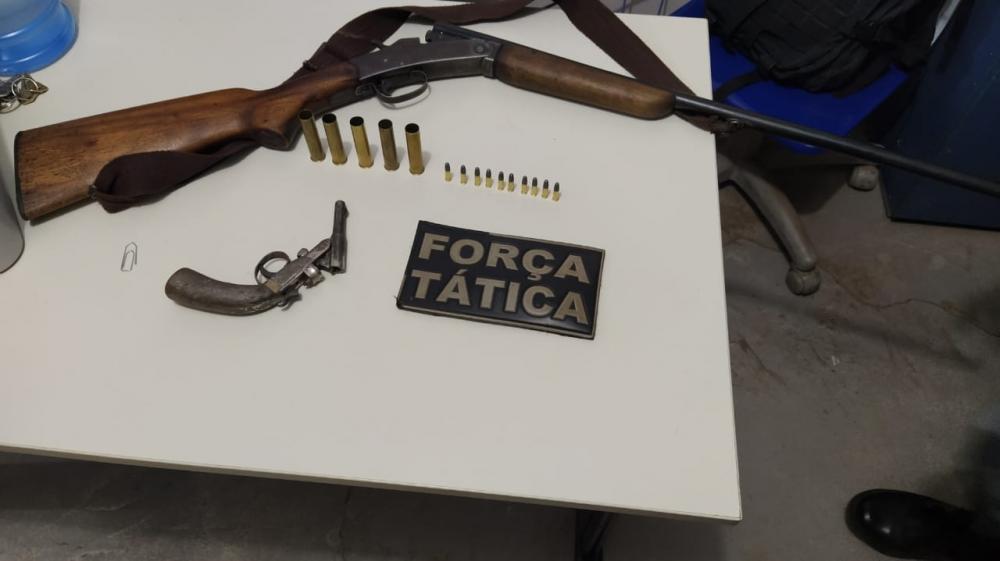 PI: PM apreende armas de fogo e prende homem acusado de causar pânico