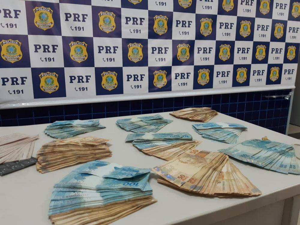 Homem é preso com R$ 74 mil em fundo falso de veículo no Sul do Piauí