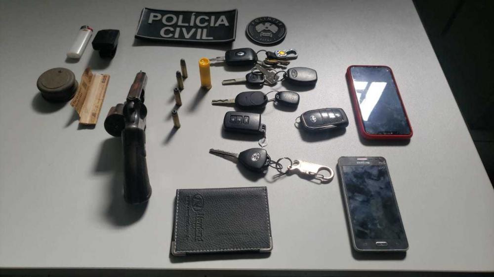 Polícia prende dupla com Corolla roubado em condomínio na Zona Leste de Teresina