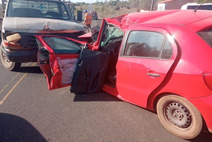 Grave colisão entre carro e caminhonete deixa casal ferido na PI-113