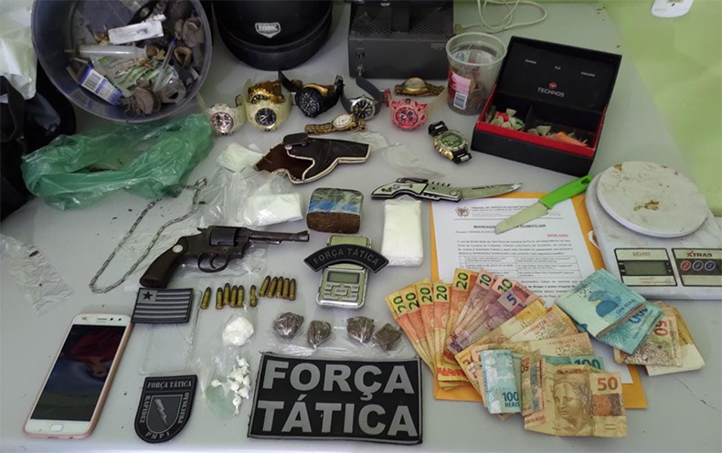 PM descobre droga e criatório de galos de briga dentro de casa em Fronteiras