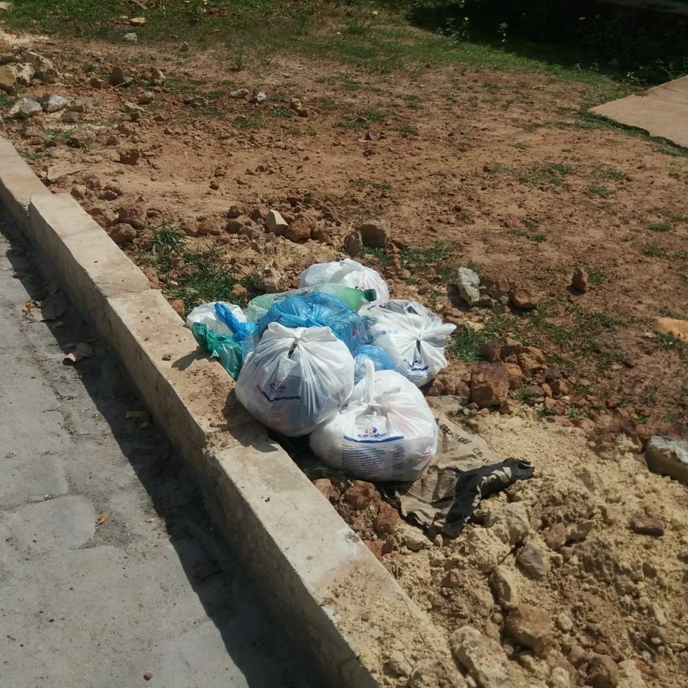 Empresa de Coleta de Lixo domiciliar está deixando de recolher o lixo no bairro Pedrinhas II em Barras PI 
