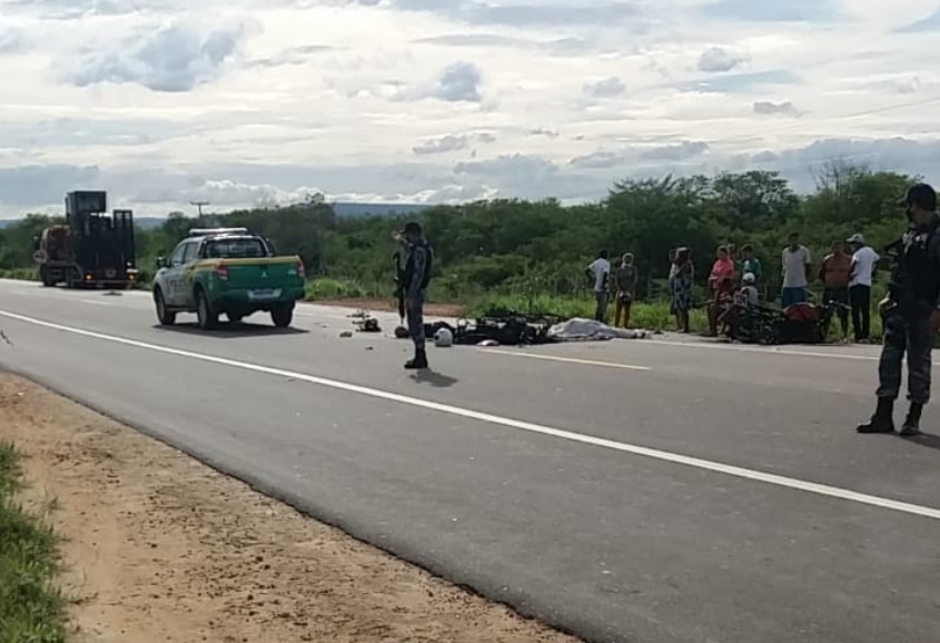 BR-135: motos colidem, pegam fogo e duas pessoas morrem no Sul do Piauí
