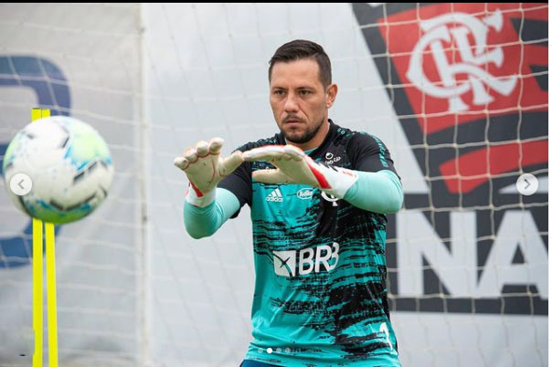 Diego Alves está com lesão muscular e desfalca o Flamengo diante do Fortaleza